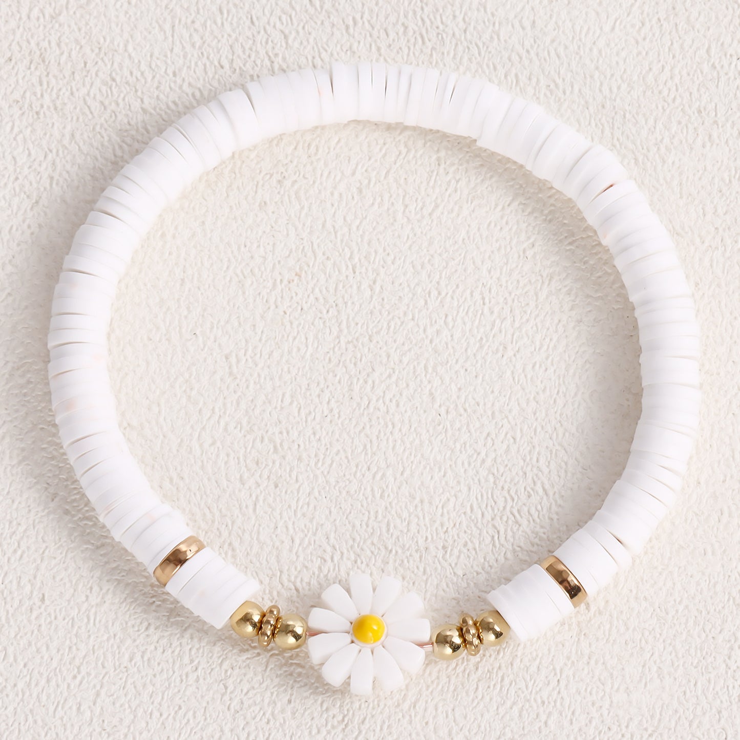 Bracciale Boho con margherite e perline in argilla polimerica e accenti geometrici da donna