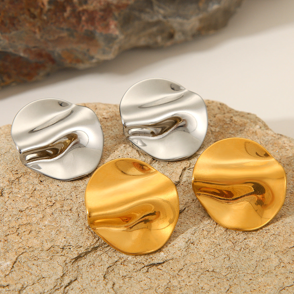 Orecchini in acciaio al titanio con trama martellata irregolare geometrica e placcatura in oro 18 carati da donna