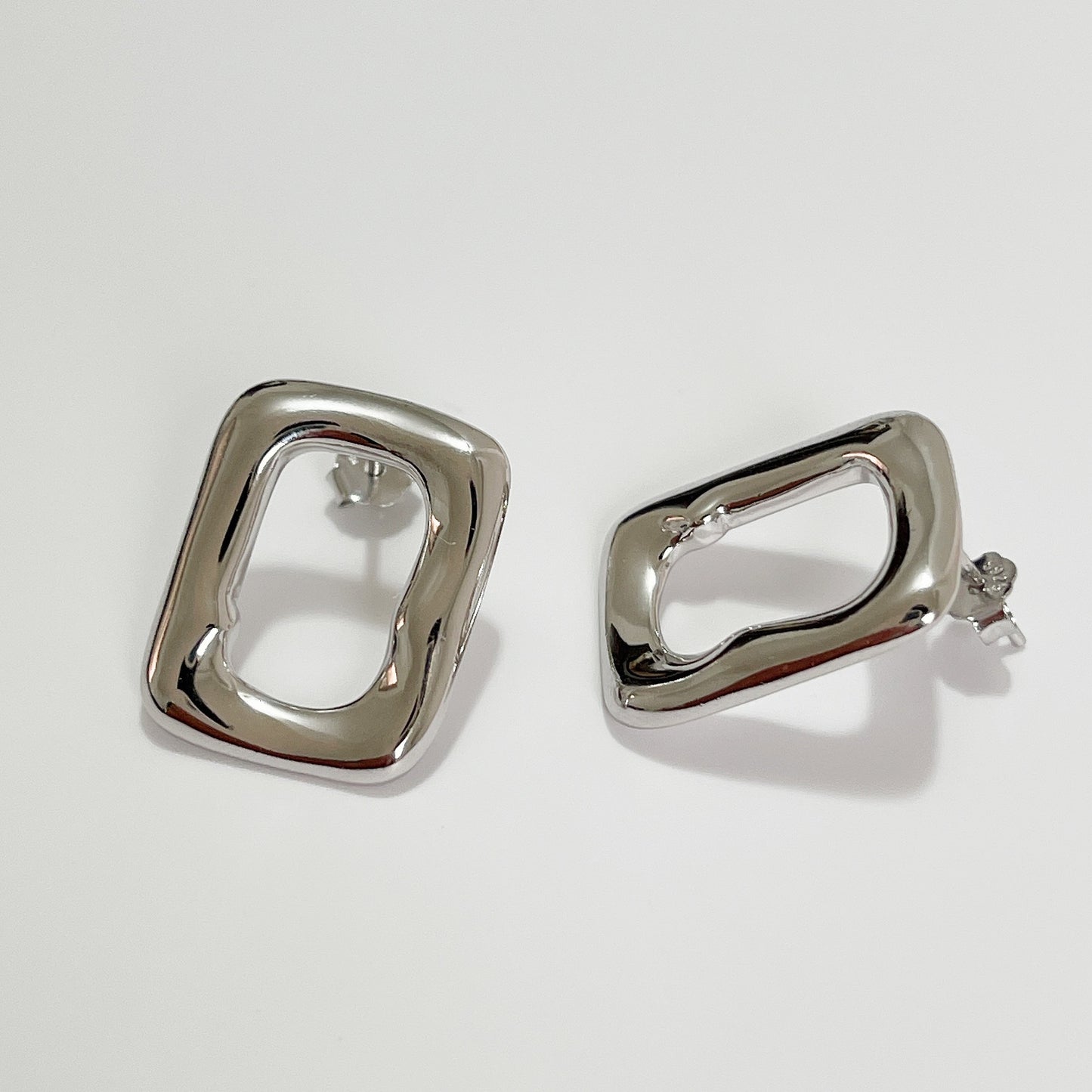 Orecchini Minimalisti in Argento Sterling 925 Placcato Oro Bianco a Forma di Rettangolo Irregolare a Goccia con Intarsio di Perle