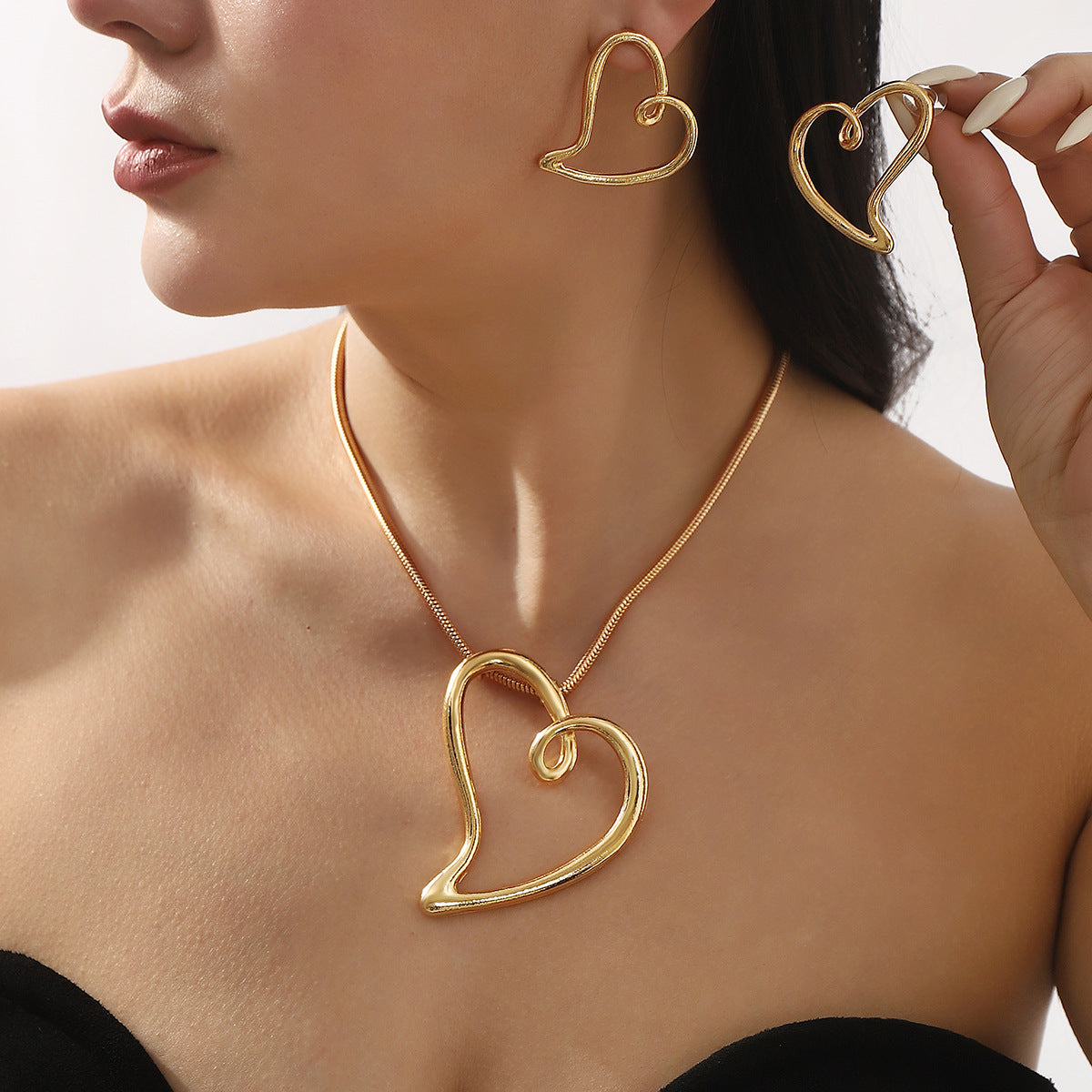 Minimalist Hollow Heart Pendant Necklace in Alloy with Electroplated Finish for Women