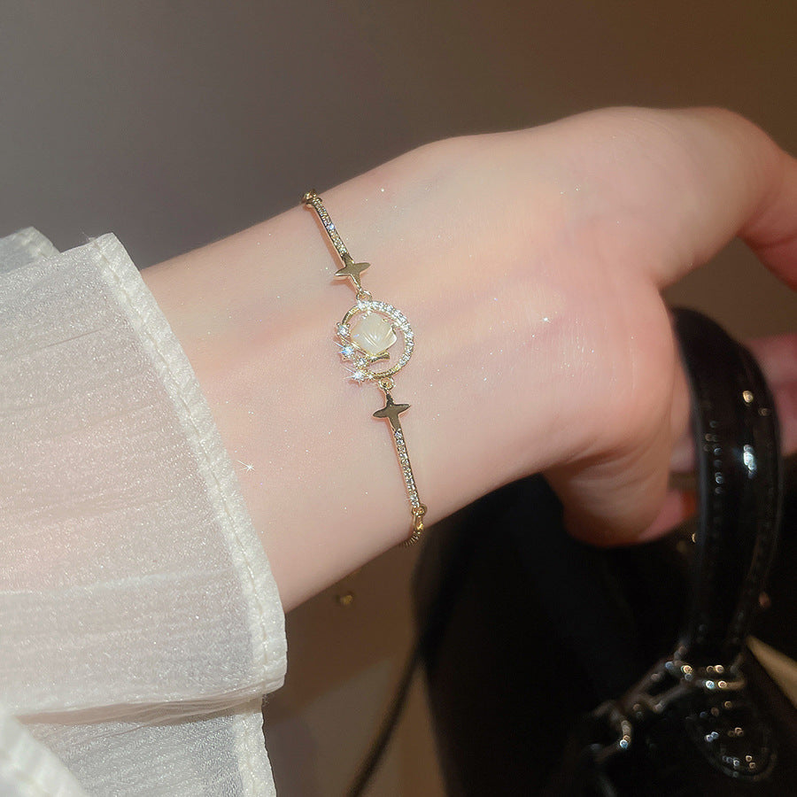 Elegante bracciale da donna con fiore geometrico e accenti in zircone, in rame placcato, stile trendy da ufficio, gioiello versatile e lussuoso per la mano
