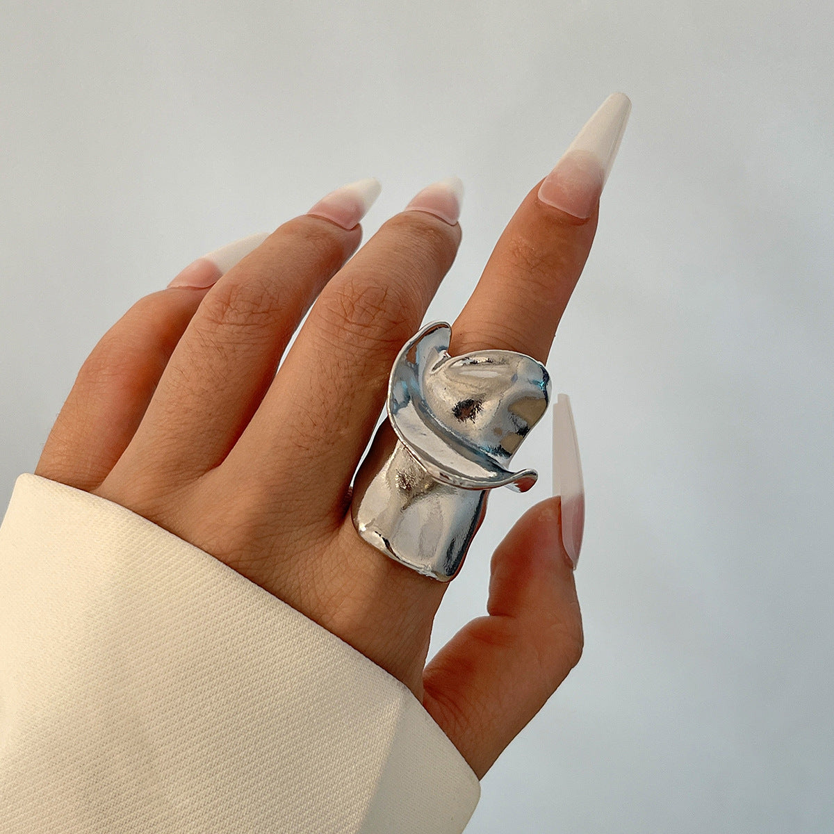 Anillo de aleación con forma de onda minimalista y geométrica para mujer, con acabado pulido y diseño de banda abierta