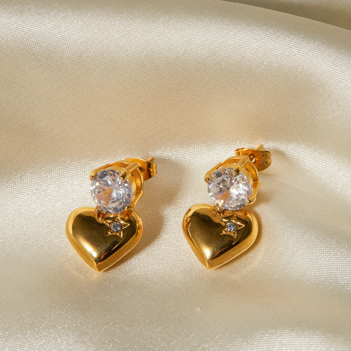 Pendientes de Acero Inoxidable Geométricos Minimalistas con Baño de Oro de 18K y Acento de Corazón de Circonita Cúbica