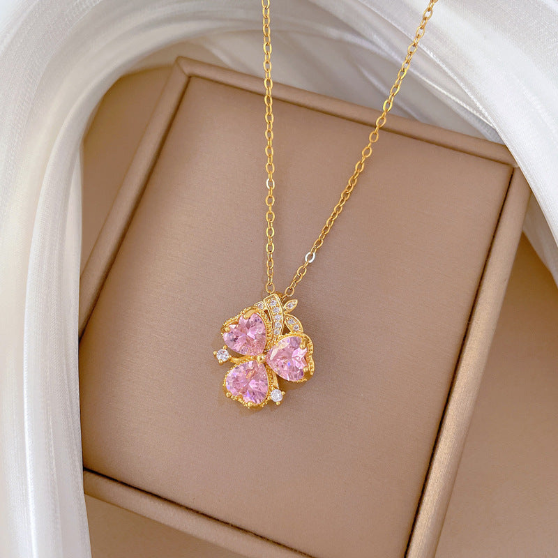 Collar con colgante de flor de tres pétalos minimalista para mujer, cadena de medallón de acero inoxidable con incrustaciones completas de diamantes de imitación y estilo fresco y dulce.