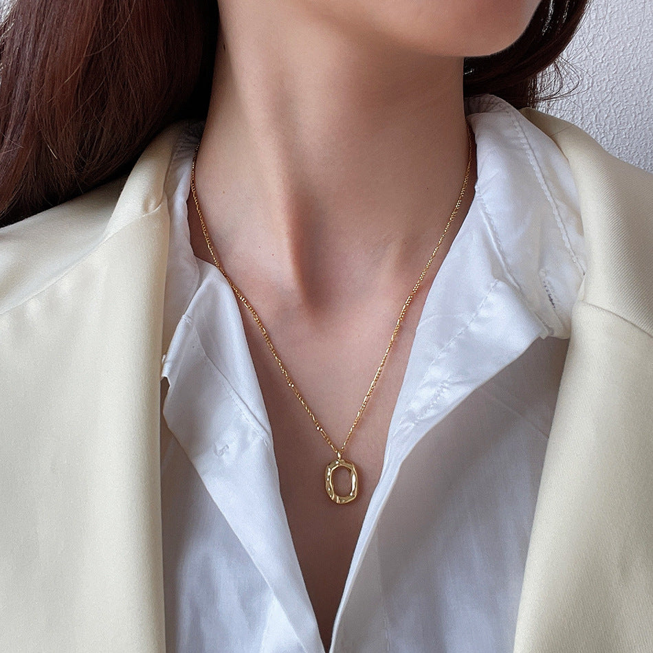 Collana Minimalista Ovale a Ciambella in Argento Sterling 925 con Placcatura in Oro e Motivo a Onde