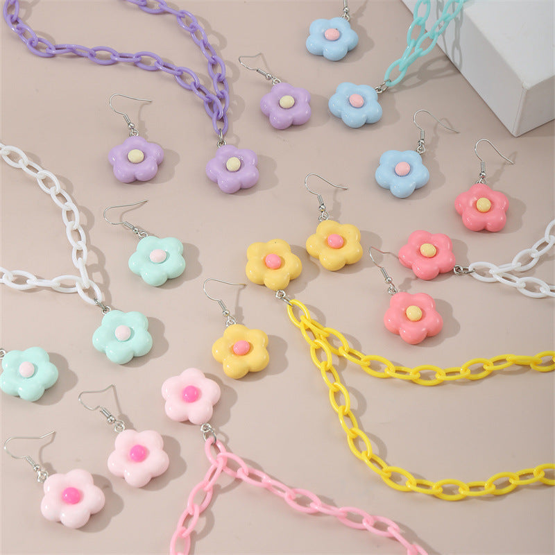 Collar con colgante de lazo acrílico minimalista color caramelo para niños con acabado esmaltado y cadena de cuentas