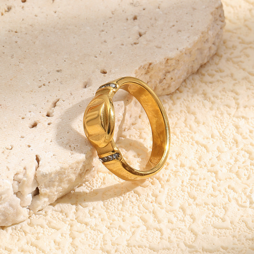 Elegante anillo ovalado de acero inoxidable con baño de oro de 18 quilates y diamantes de imitación para mujer