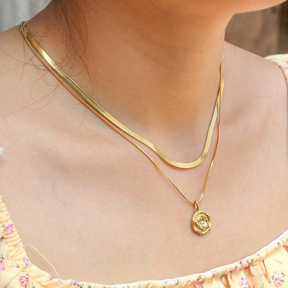 Collar minimalista de acero inoxidable chapado con flor de rosa y cadena de cuchilla para mujer