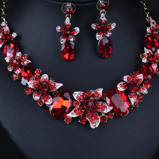 Parure di collana e orecchini ovale floreale vintage in lega con strass e finitura placcata oro