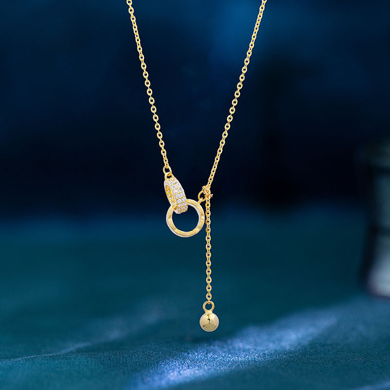 Collana da donna con pendente a doppio anello geometrico minimalista in rame placcato oro e catena a O