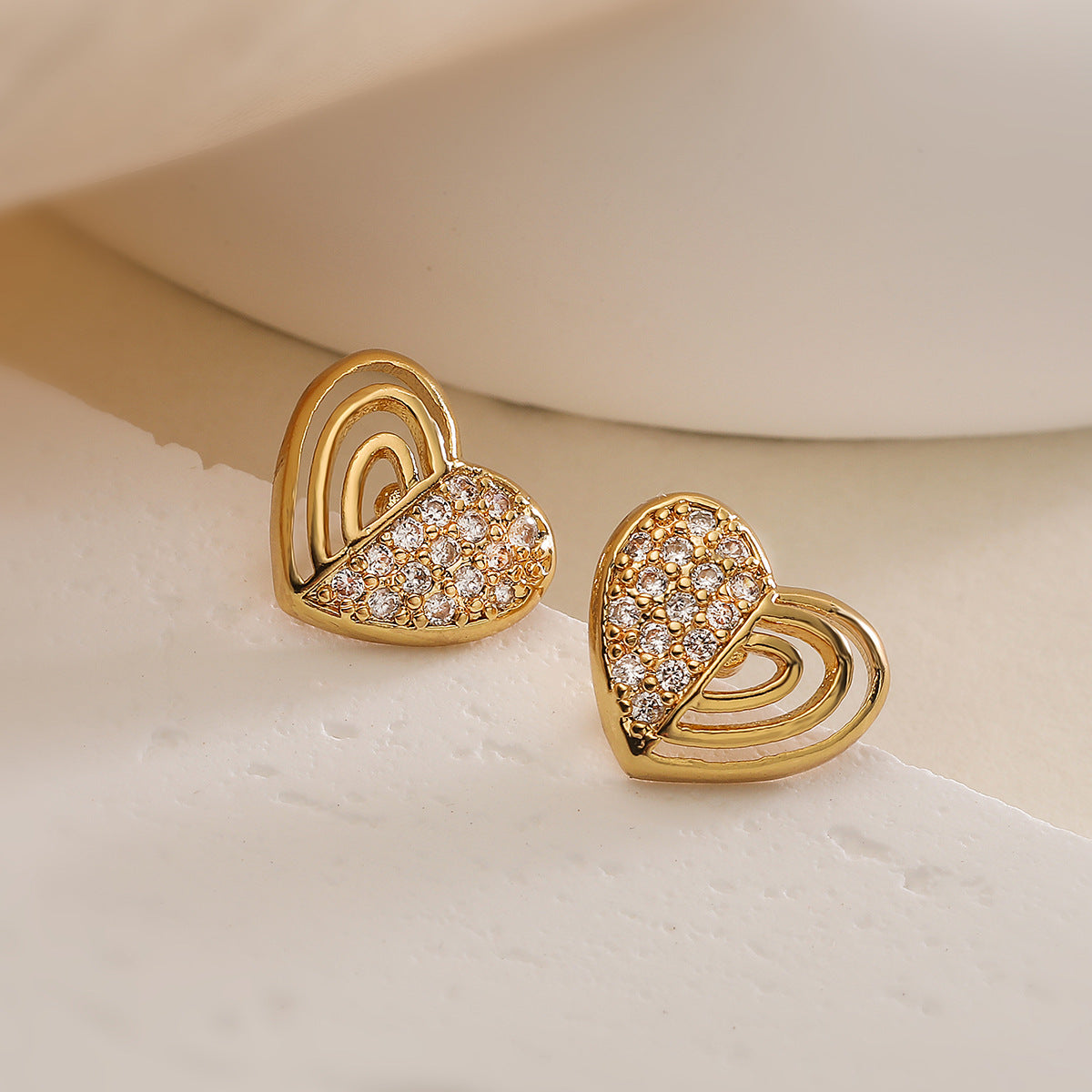 Orecchini a Cuore Minimalisti in Rame con Placcatura in Oro Vero e Intarsio di Zirconi da Donna