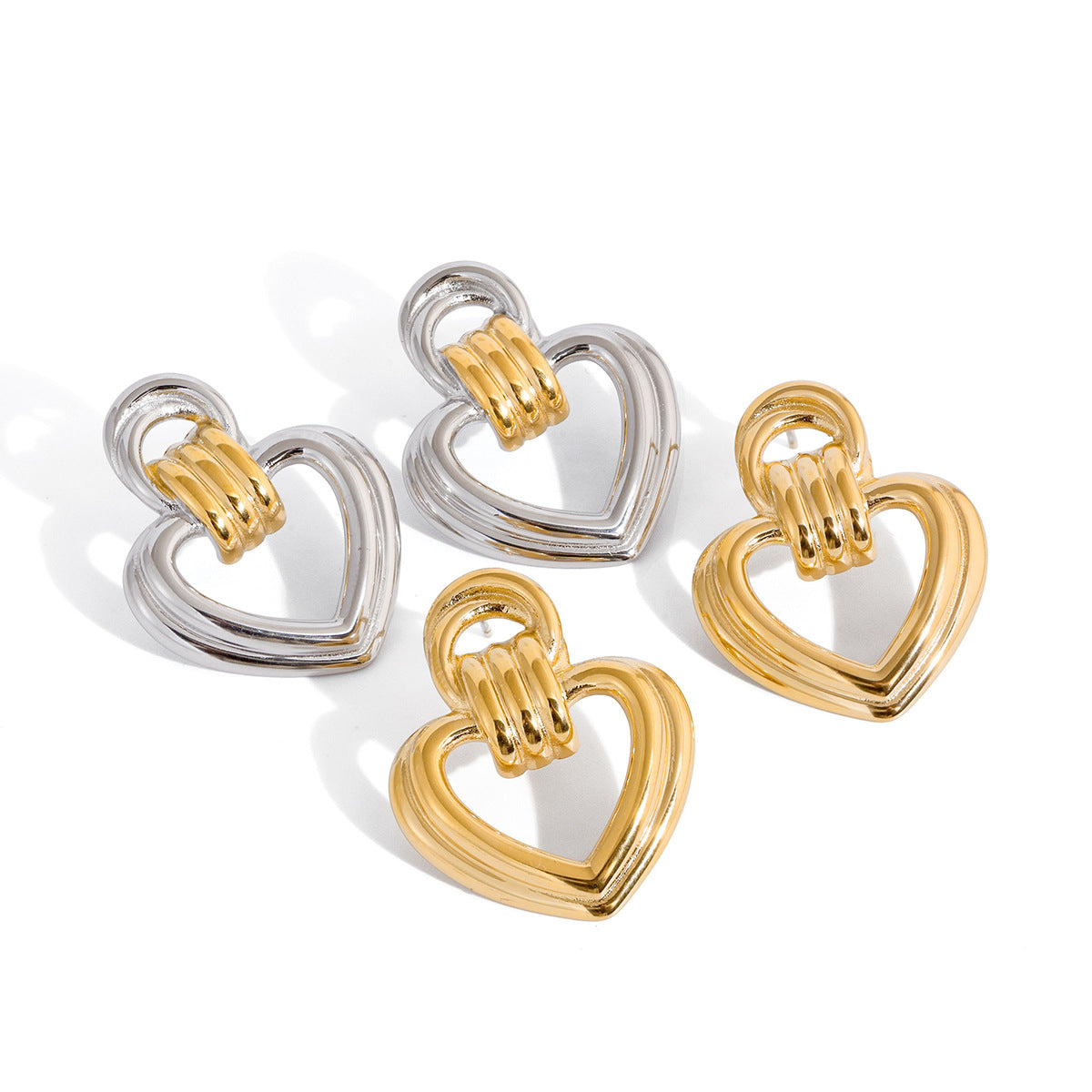 Orecchini a perno minimalisti a forma di cuore in acciaio al titanio per donna con perni in acciaio inossidabile placcati in oro sottovuoto PVD