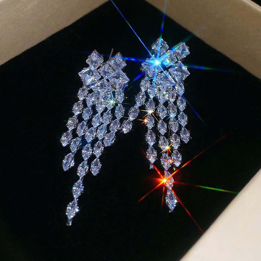 Orecchini a perno minimalisti a stella con perle e accenti di zirconi, su perni in acciaio ipoallergenico