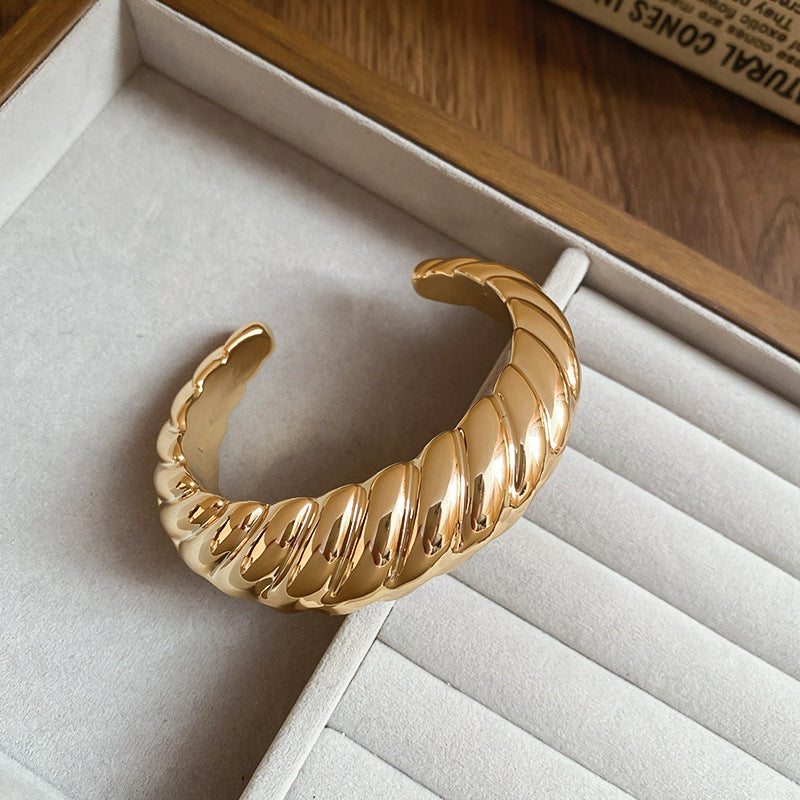 Bracciale rigido in acrilico fatto a mano da donna con design aperto irregolare, bracciale alla moda dalla forma circolare geometrica per l'ufficio e l'eleganza quotidiana