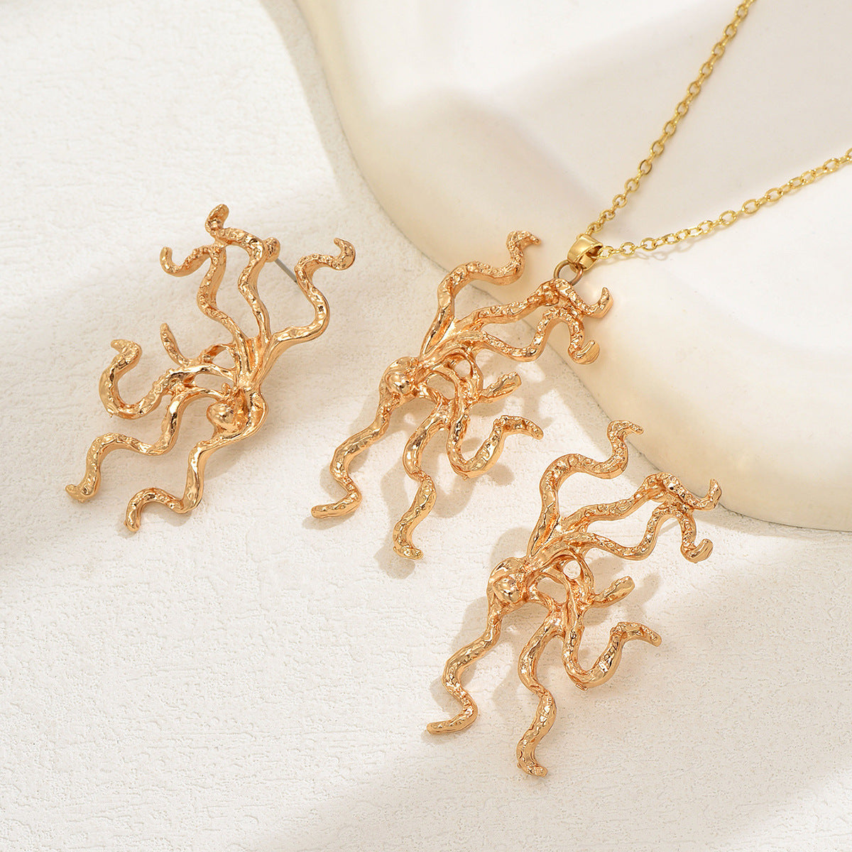 Set collana e orecchini da donna placcati in rame con design irregolare corallo e alga, stile da ufficio alla moda