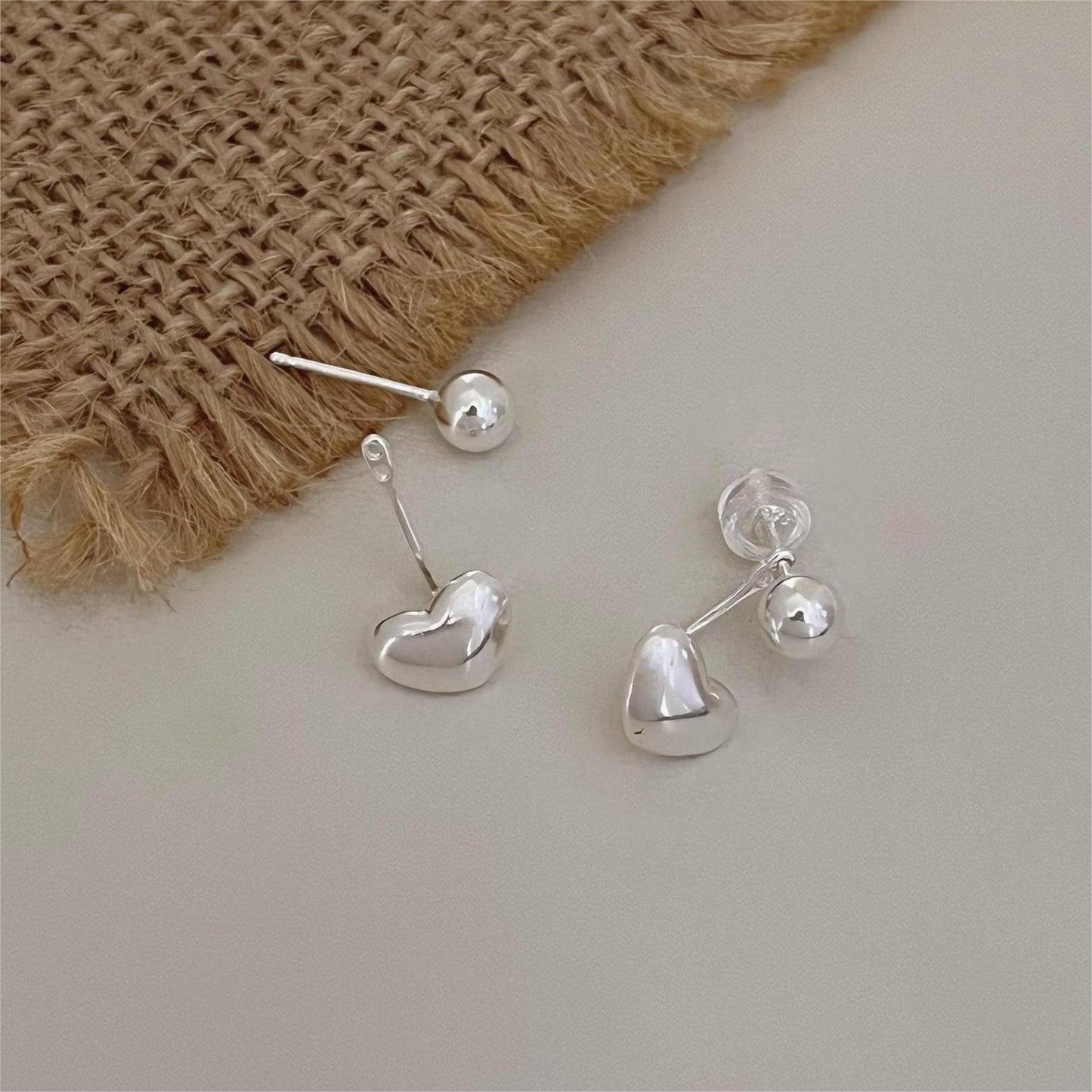 Pendientes de tuerca minimalistas de plata de ley 925 con forma de corazón, acabado pulido y detalles de bordes geométricos