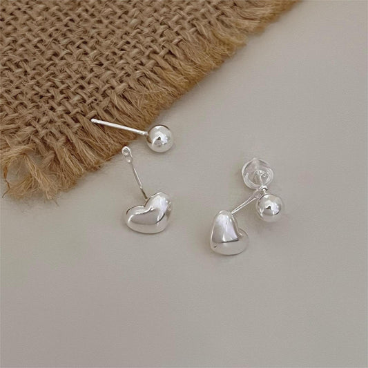 Orecchini a perno minimalisti a forma di cuore in argento sterling 925 con finitura lucida e dettaglio geometrico sui bordi