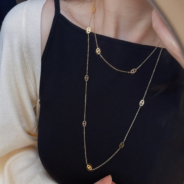 Collar Doble Capa Minimalista de Acero de Titanio en Forma de U para Suéter con Baño para Mujer