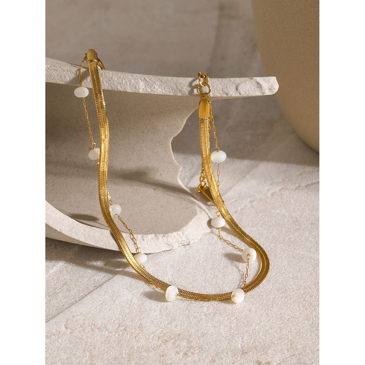 Tobillera de mujer de acero inoxidable chapado en oro de 18 quilates, estilo francés, cadena de serpiente plana con cuentas redondas de concha