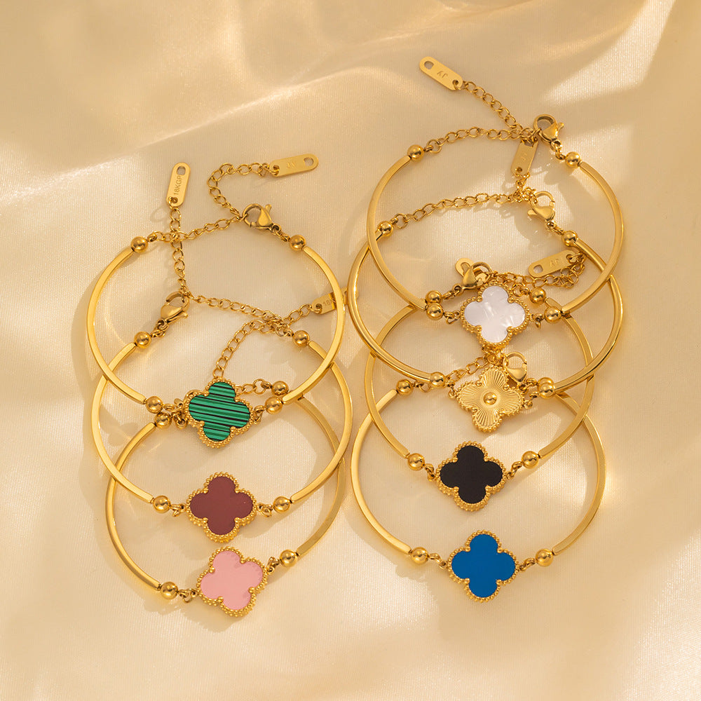Bracciale minimalista di tendenza con quadrifoglio da donna in acciaio al titanio con placcatura in oro 18 carati Finitura ipoallergenica e resistente allo sbiadimento