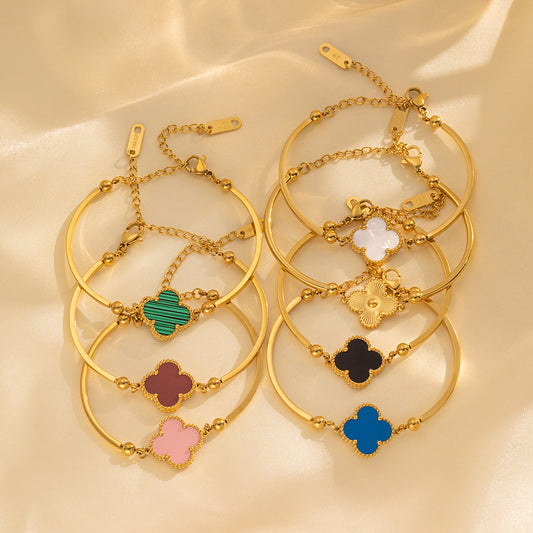 Bracciale minimalista di tendenza con quadrifoglio da donna in acciaio al titanio con placcatura in oro 18 carati Finitura ipoallergenica e resistente allo sbiadimento