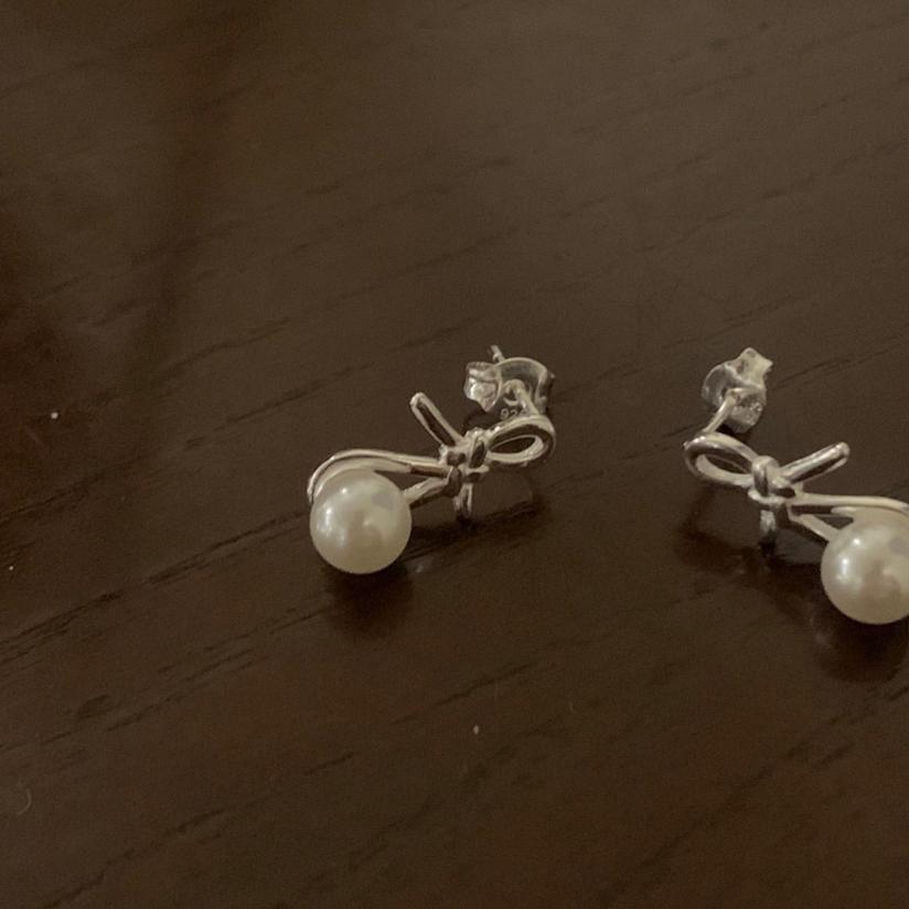 Pendientes Minimalistas de Perla en Plata de Ley 925 con Baño de Oro, Diseño en Forma de Letra