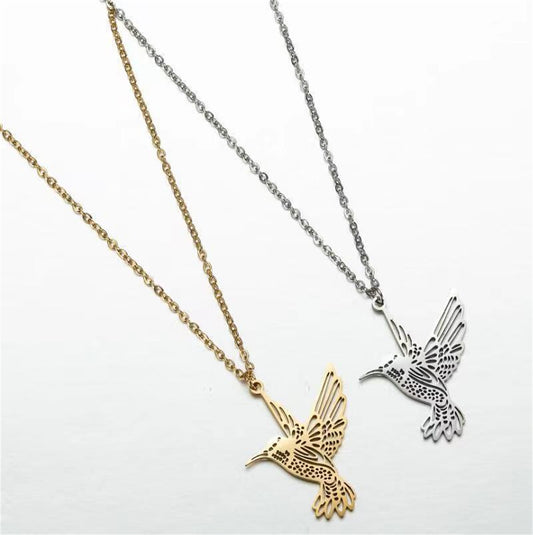 Elegante collana con ciondolo a colibrì in acciaio inossidabile con finitura lucida, silhouette geometrica, accento di margherita floreale, stile minimalista e femminile