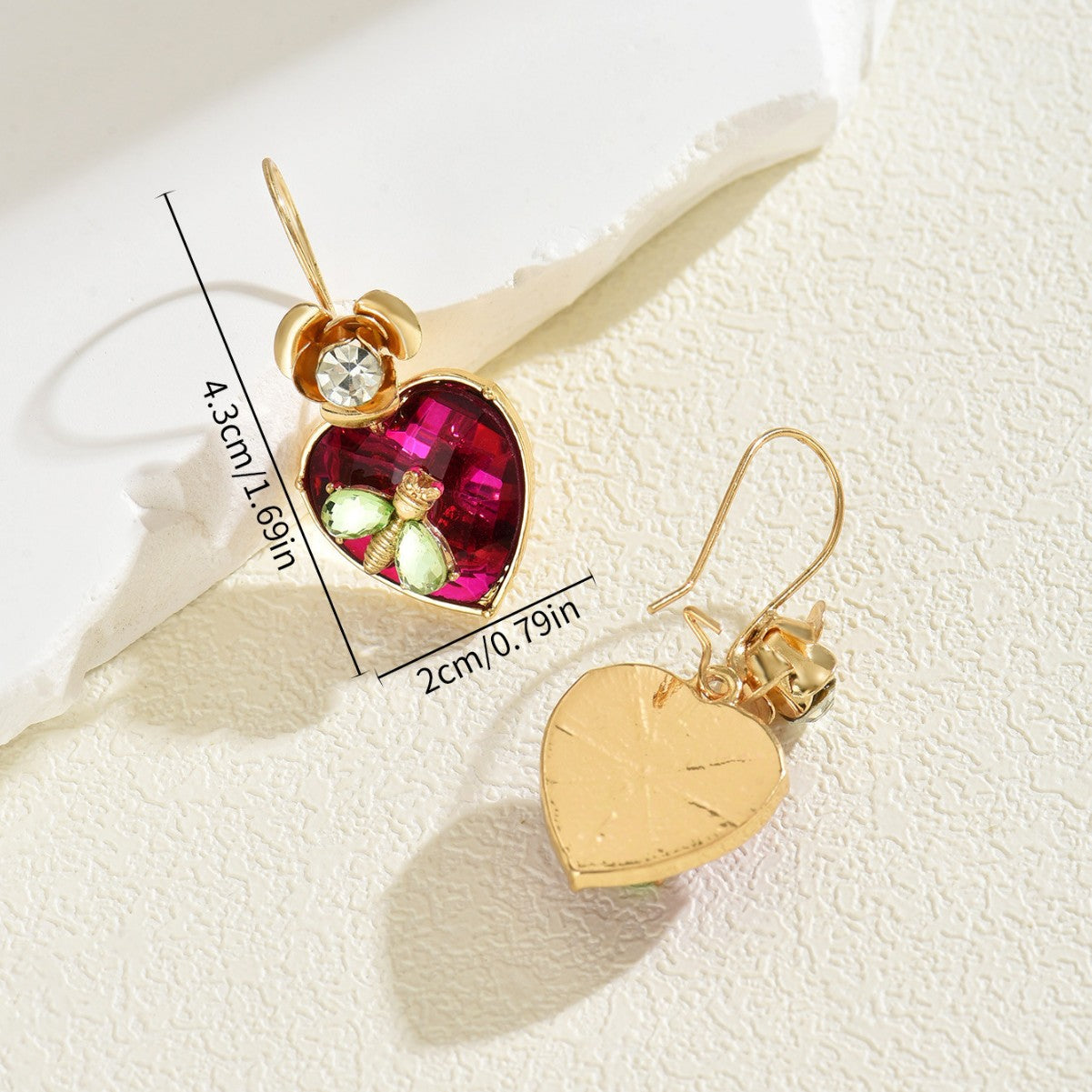 Orecchini a Cuore Geometrico in Acciaio al Titanio con Intarsi in Strass e Motivo a Libellula da Donna