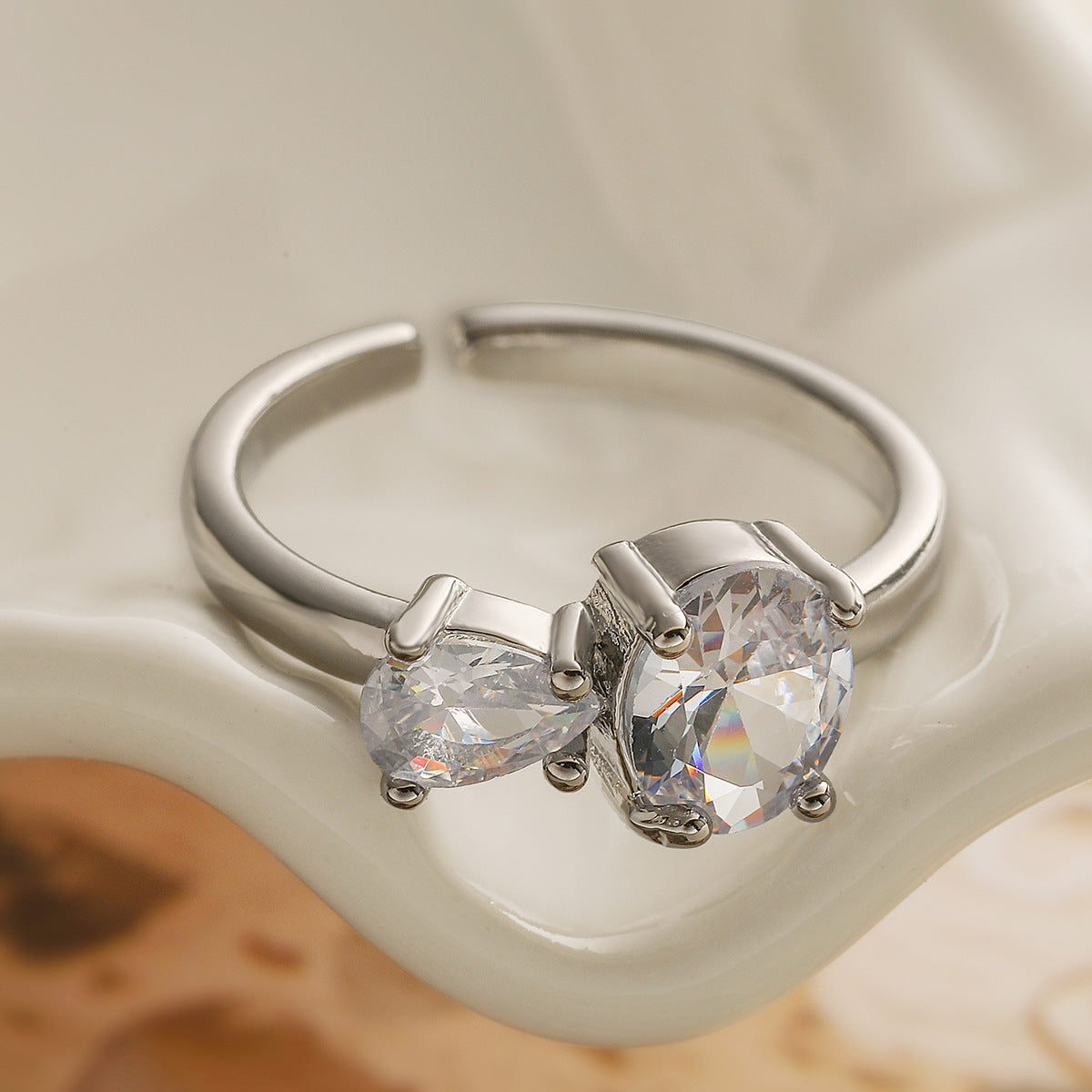 Anello Aperto Geometrico Minimalista da Donna in Ottone con Placcatura in Oro 18K e Intarsio di Zirconi