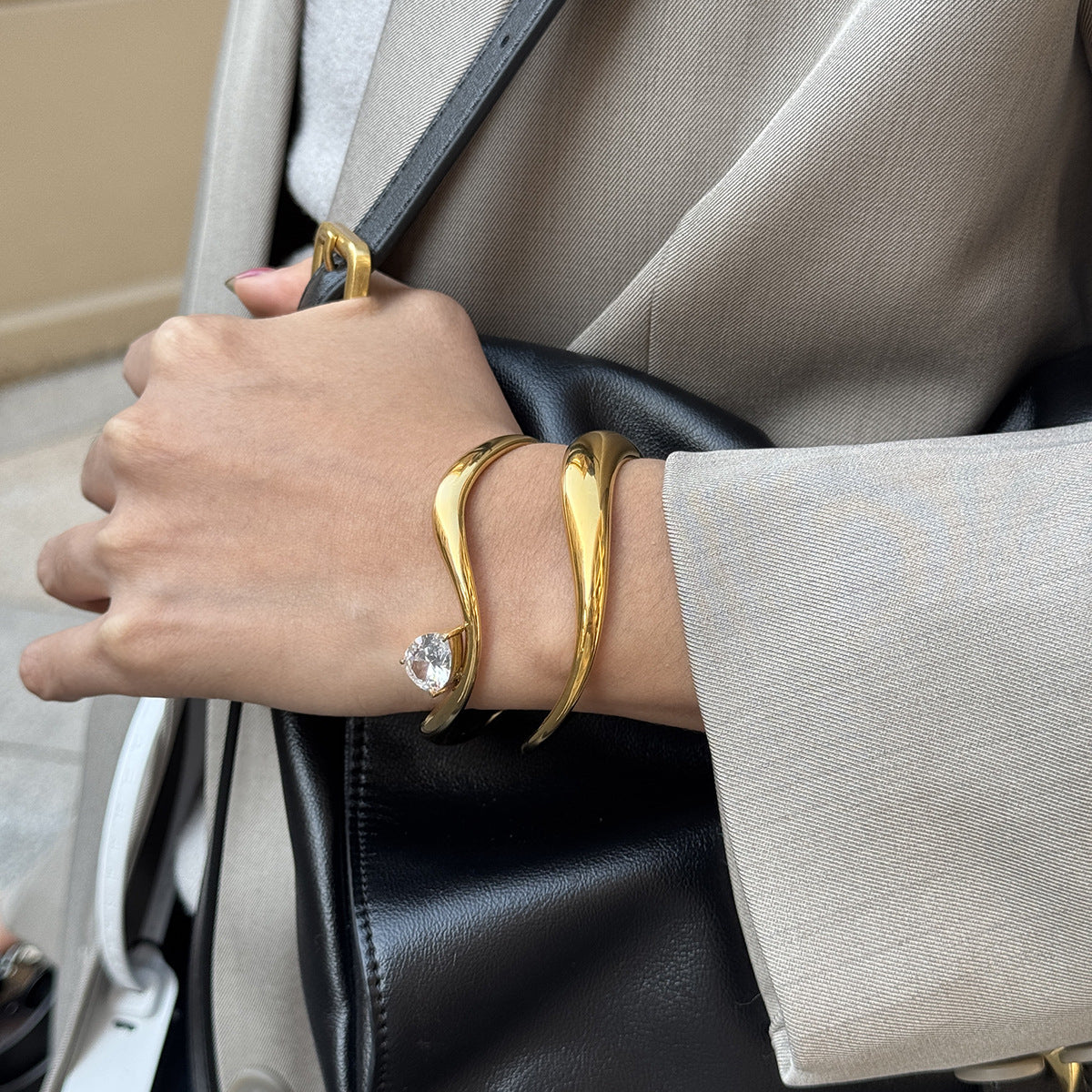 Brazalete Abierto Geométrico de Moda Bañado en Oro de 18K de Acero Inoxidable con Zirconia para Mujer