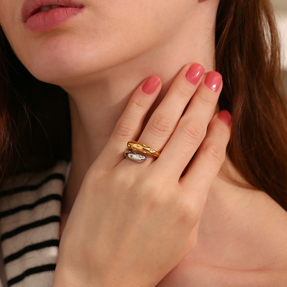 Anello da donna a serpente aperto in acciaio inossidabile con placcatura in oro 18 carati, texture martellata irregolare e ispirazione vintage
