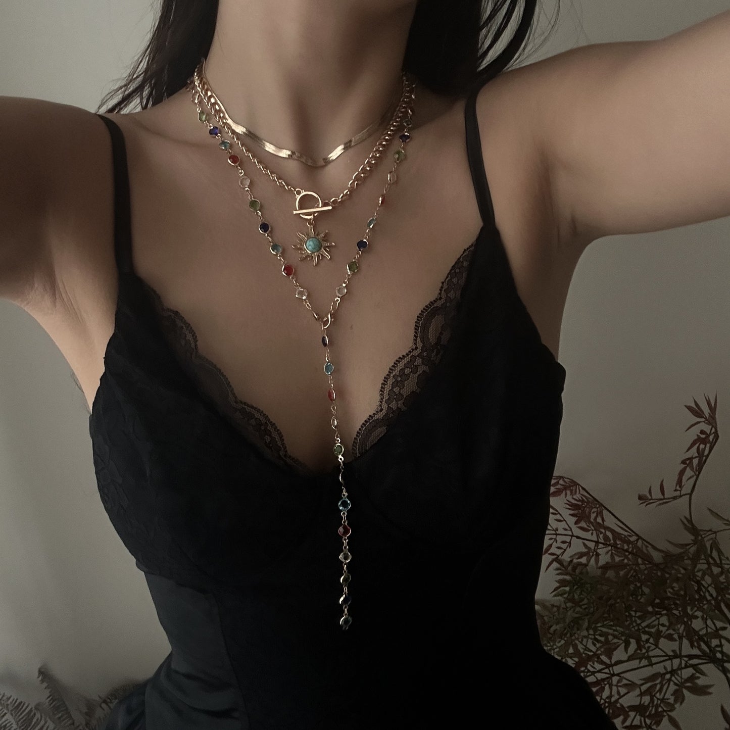 Collana da donna multistrato con nappine a girasole, in lega geometrica e cristallo