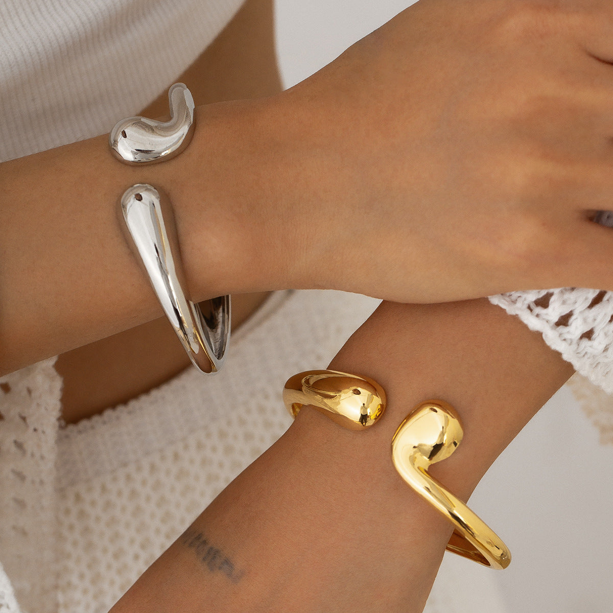 Pulsera Minimalista Asimétrica con Forma de Gota de Metal con Cierre de Resorte y Acabado Galvanizado