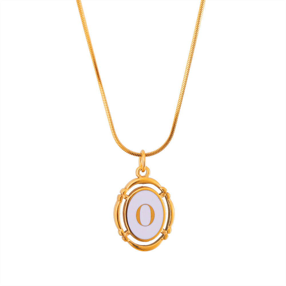 Collana con Pendente Ovale Minimalista a Forma di Lettera in Acciaio al Titanio Placcato Oro con Finitura Smaltata Unisex