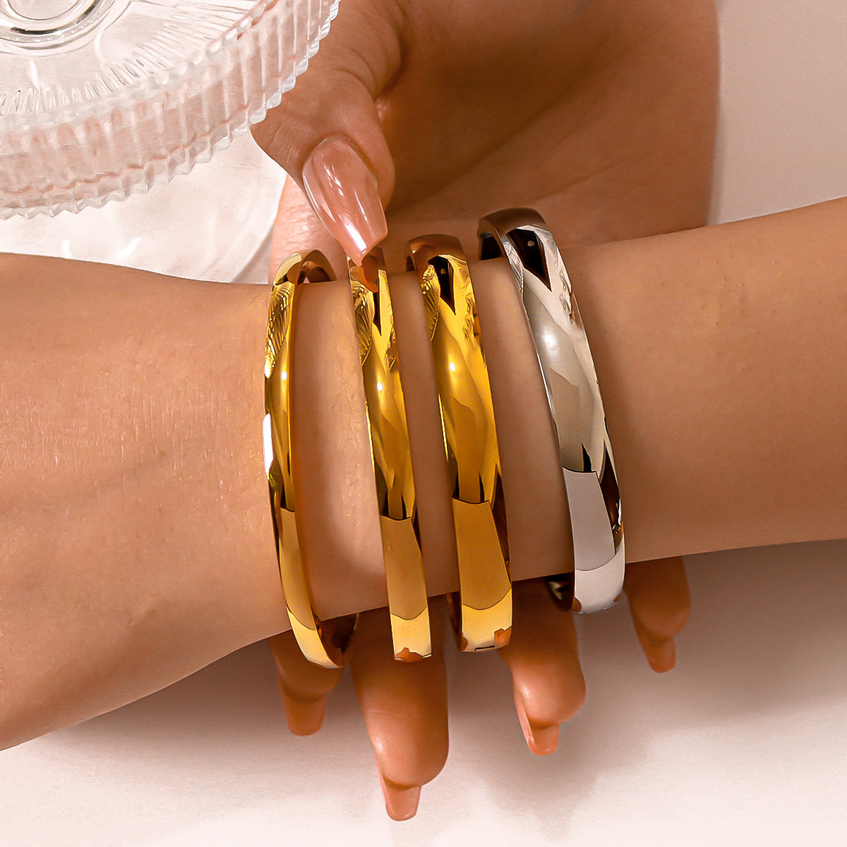 Bracciale Minimalista in Acciaio al Titanio con Finitura Liscia Placcata Sottovuoto, Design Rotondo e Sferico