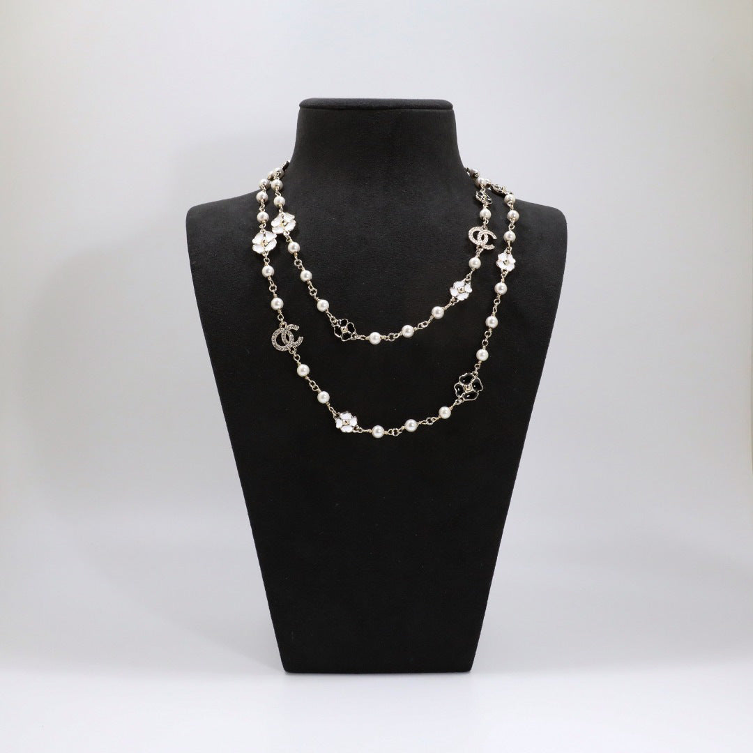 Collar floral de lujo para mujer de latón chapado en oro con esmalte de diamantes de imitación y cadena de bolas de perlas