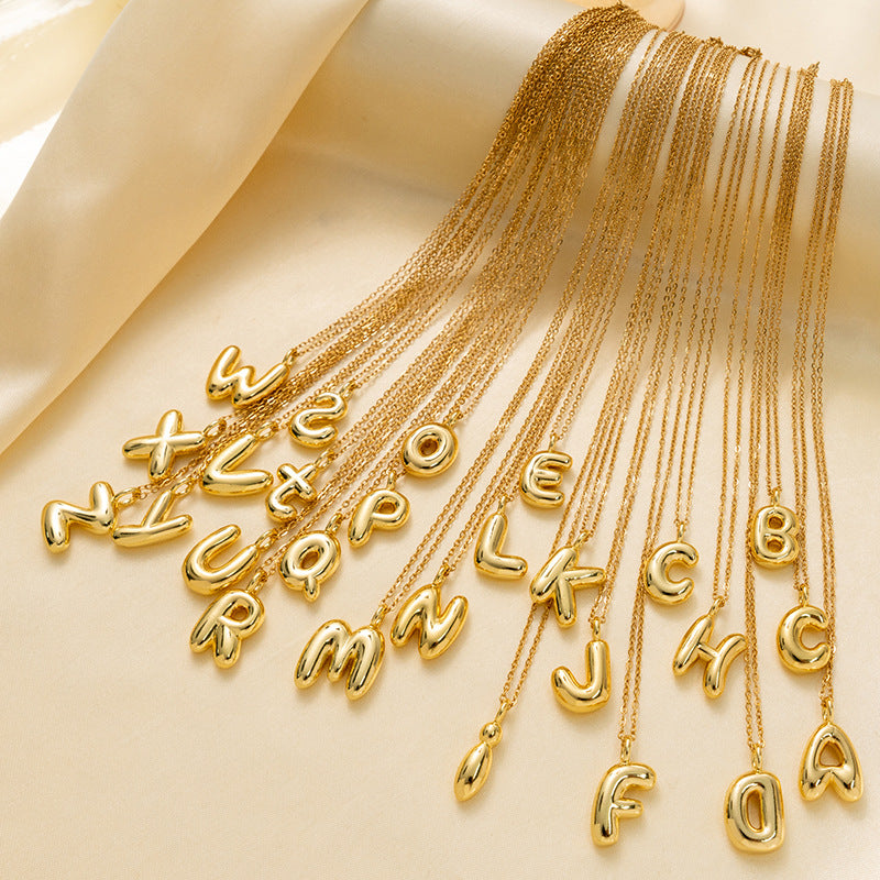 Collar minimalista de acero de titanio chapado en oro de 18 quilates con forma de letra delicada para mujer