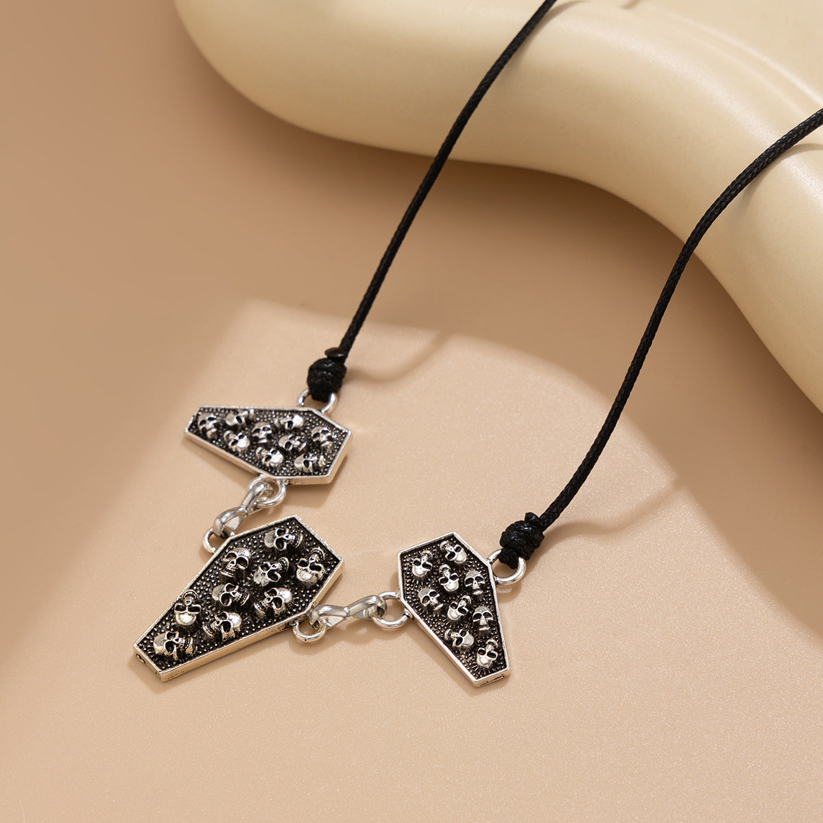 Collar de cadena con calavera geométrica estilo gótico oscuro y colgante con aleación bañada y detalle de borla