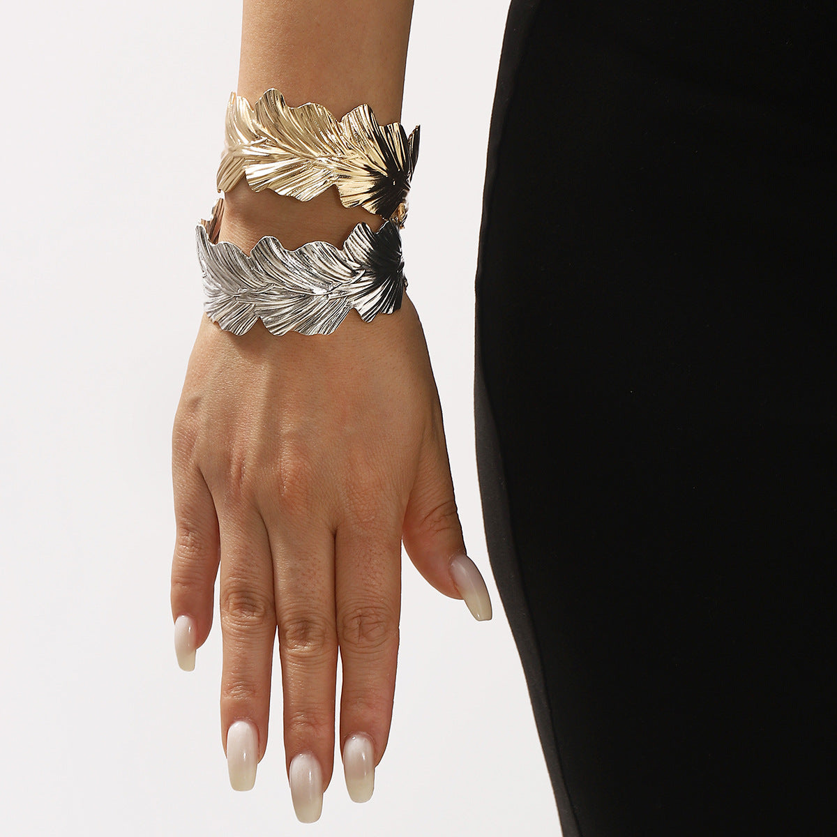 Pulsera de hierro galvanizado con forma de hoja vintage minimalista para mujer