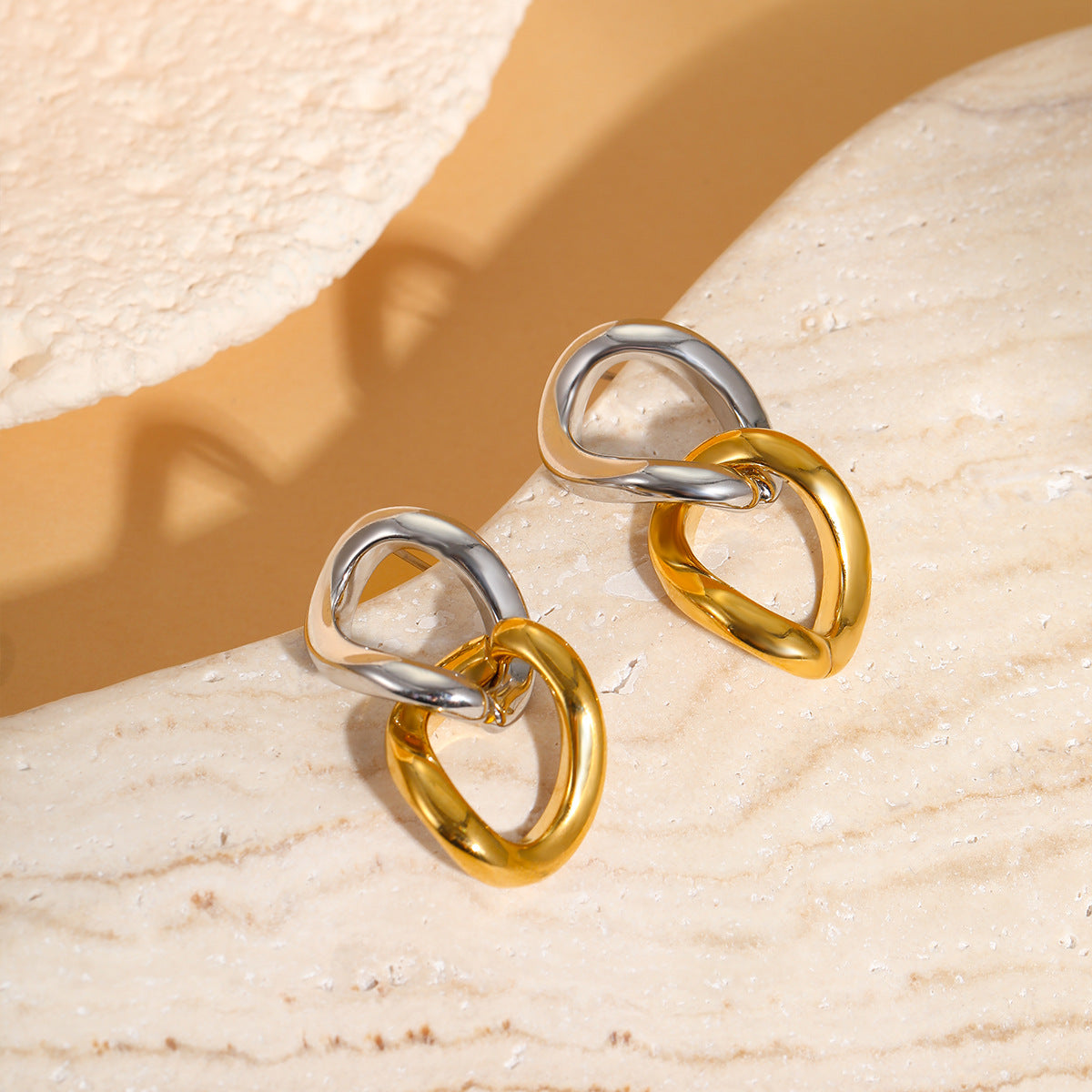 Orecchini geometrici minimalisti in acciaio inossidabile con design ad anello di Möbius e finitura placcata