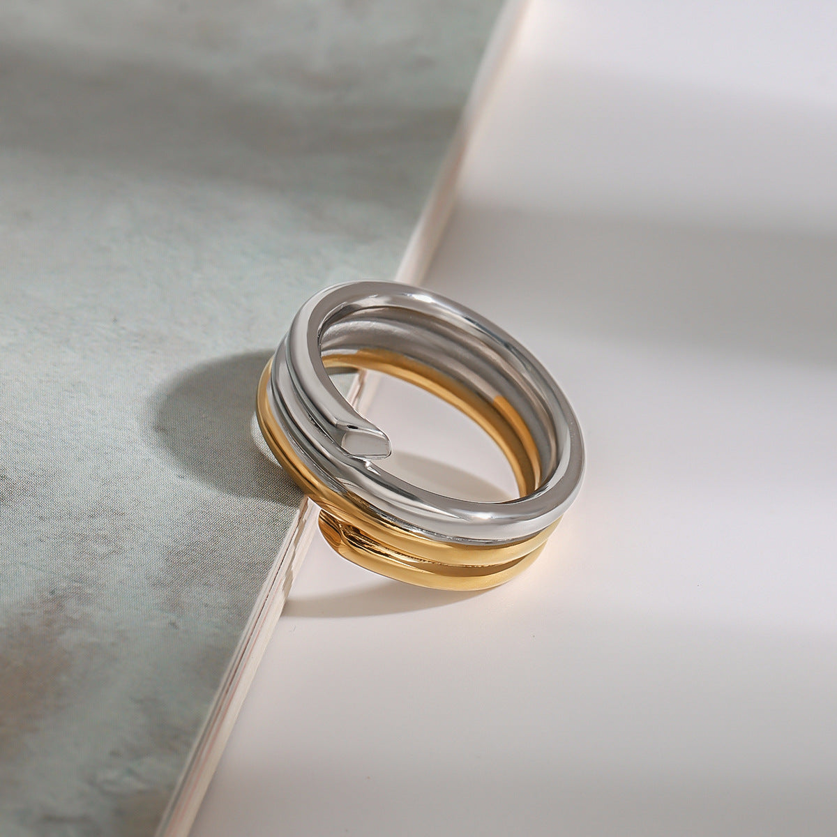 Anello placcato in acciaio inossidabile e titanio con forma geometrica per donna, gioielli minimalisti per il pendolarismo alla moda