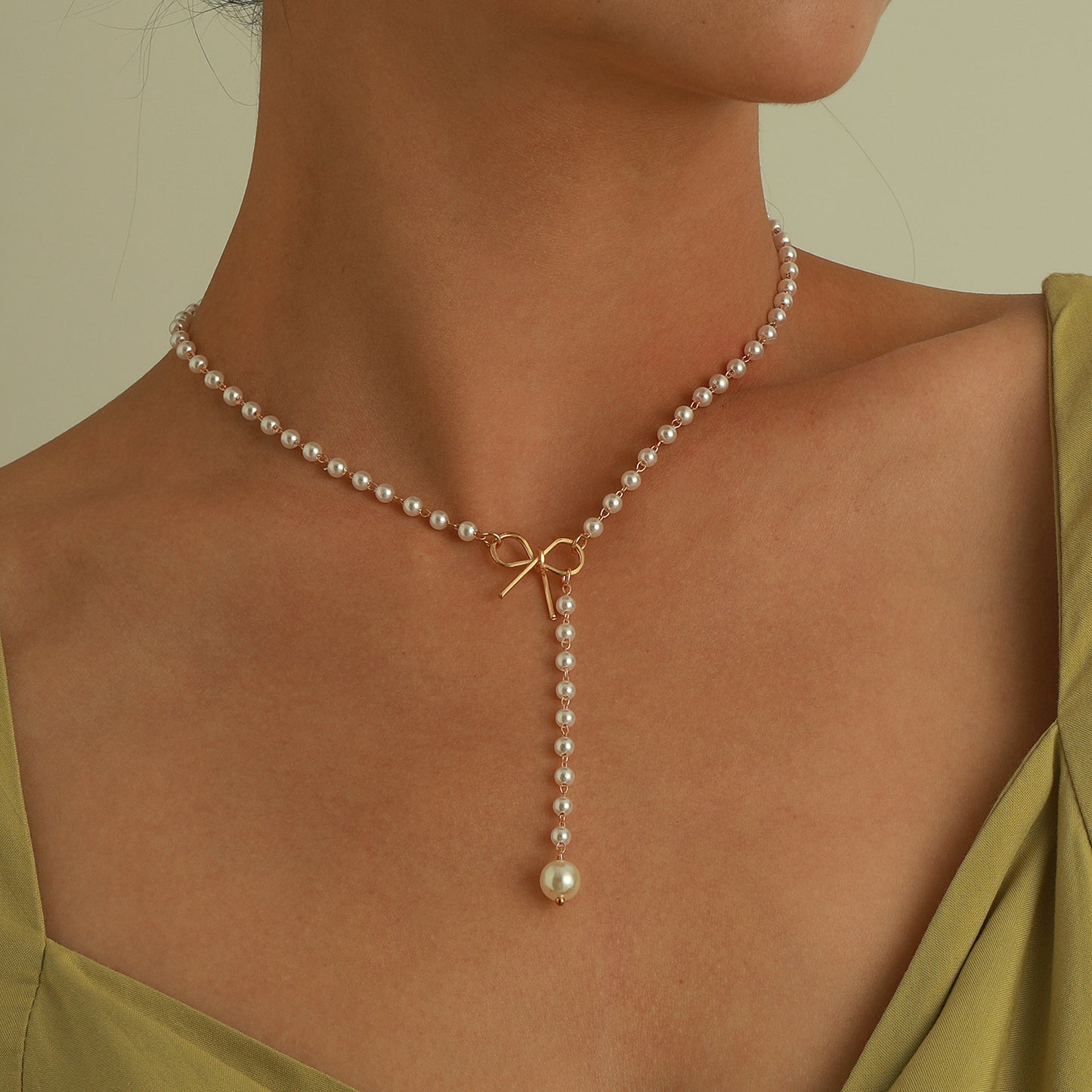 Collana da donna a pendente minimalista a forma di fiocco in lega con ciondolo in madreperla perlata e finitura placcata
