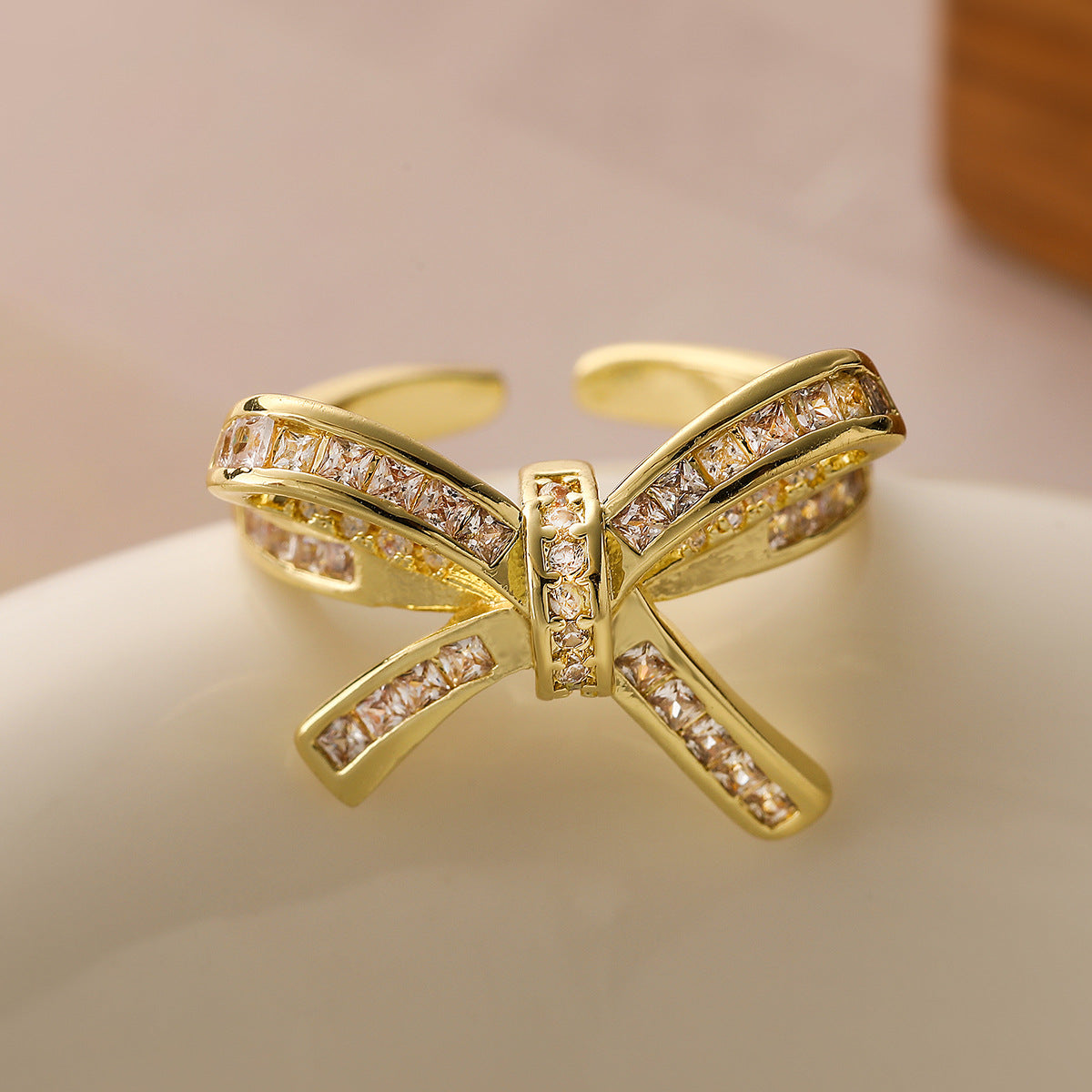 Anello da donna minimalista a forma di fiocco in rame placcato oro 18 carati con intarsi in zirconia cubica