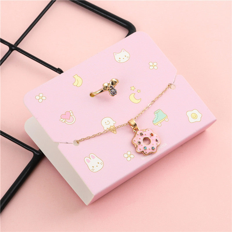Set di collane in lega a forma di fiore e ciambella in stile cartone animato per bambini con finitura in smalto e catena a croce