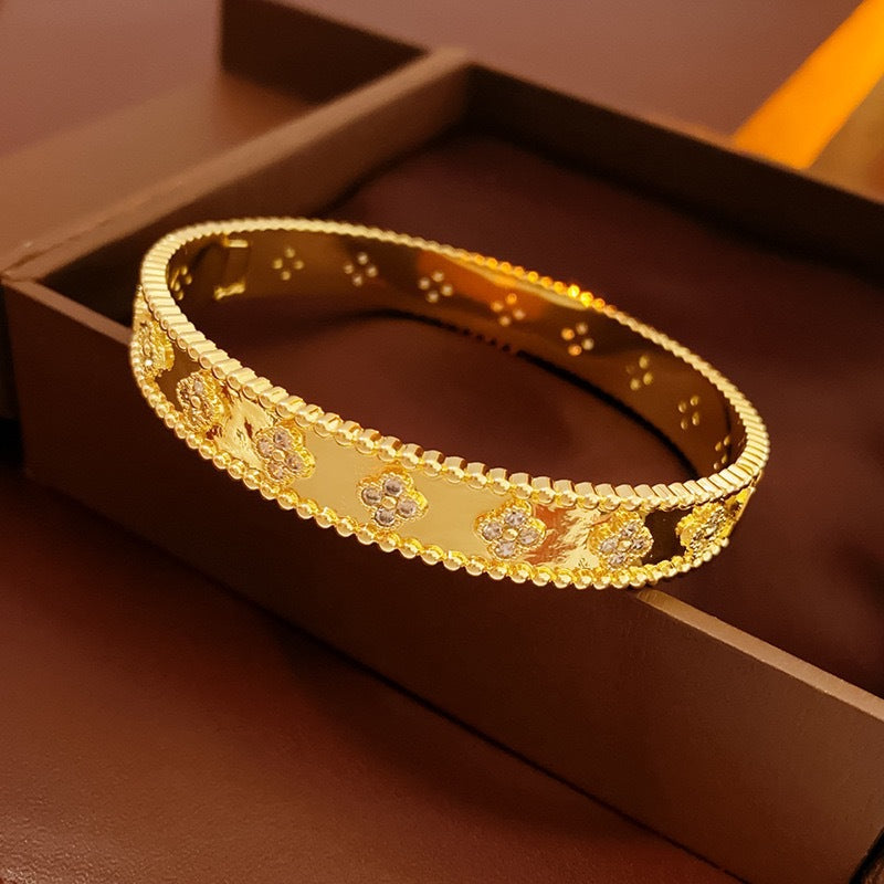 Bracciale Originale in Acciaio al Titanio Massiccio con Trifoglio Geometrico Ovale Portafortuna e Finitura Galvanica