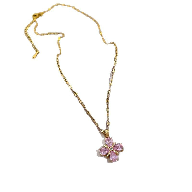 Collana da donna a forma di trifoglio minimalista in acciaio titanio placcato con strass micro-pavé e catena a piastre intrecciate