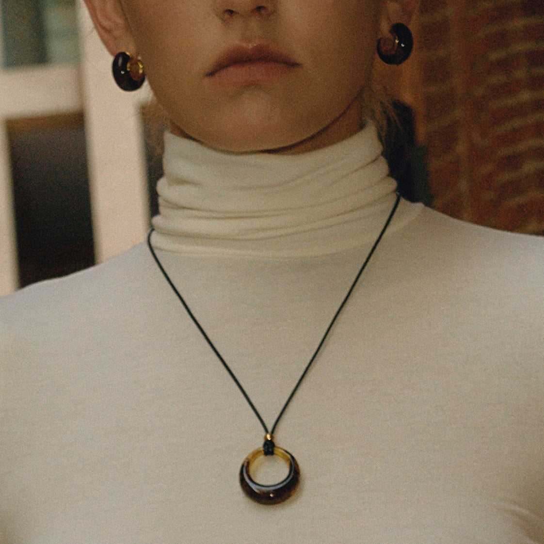 Collana con Ciondolo in Resina Ambra Geometrica alla Moda da Donna con Catena in Acciaio Inossidabile e Ciondolo in Acciaio al Titanio, Finitura Galvanizzata