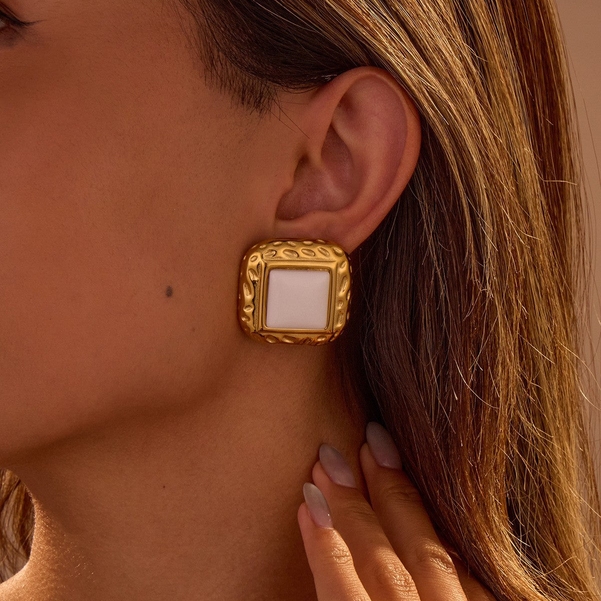 Pendientes de acero inoxidable geométricos minimalistas para mujer con acabado electrochapado y diseño cuadrilátero irregular