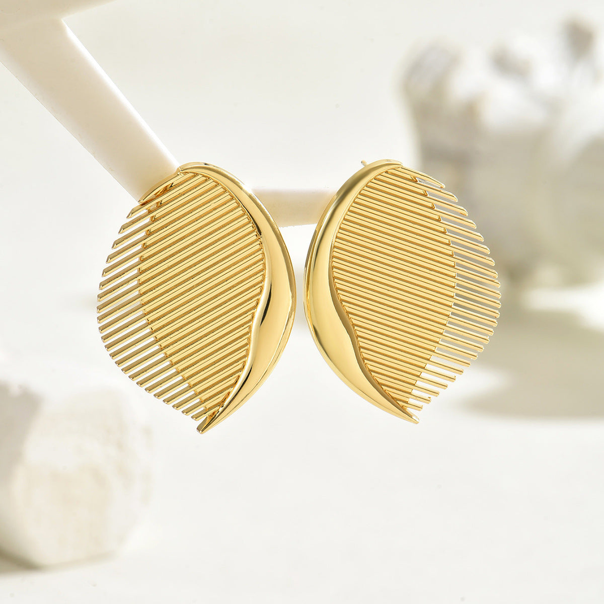 Pendientes geométricos minimalistas en forma de hoja para mujer en cobre con acabado galvanizado