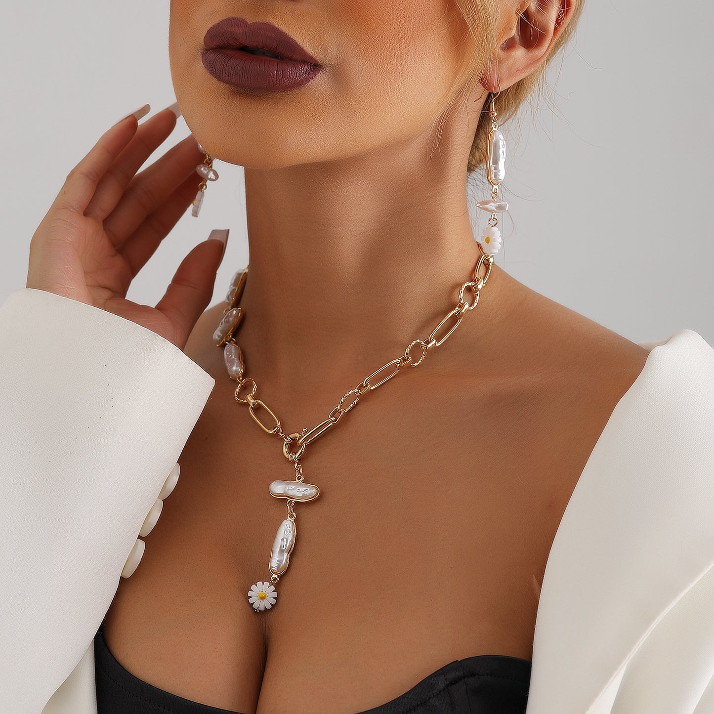 Geometric Shape Fashion Necklace for Women with Metal Pendant and Plated Finish on Clavicle Chain